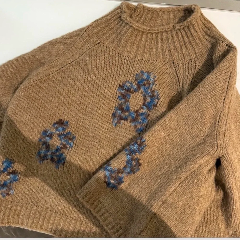 Elegant Tan Pullover with Blue Floral Design by Rita Ros - Picture 7 of 9